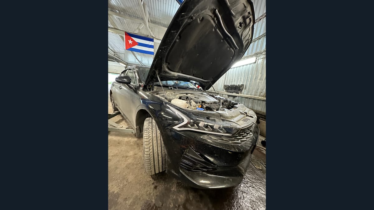 Автомобиль с открытым капотом в цеху «Автопилота»