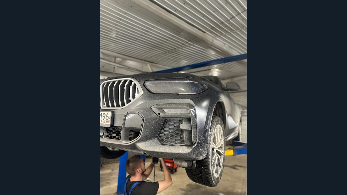 Автомобиль поднят для обслуживания ходовой