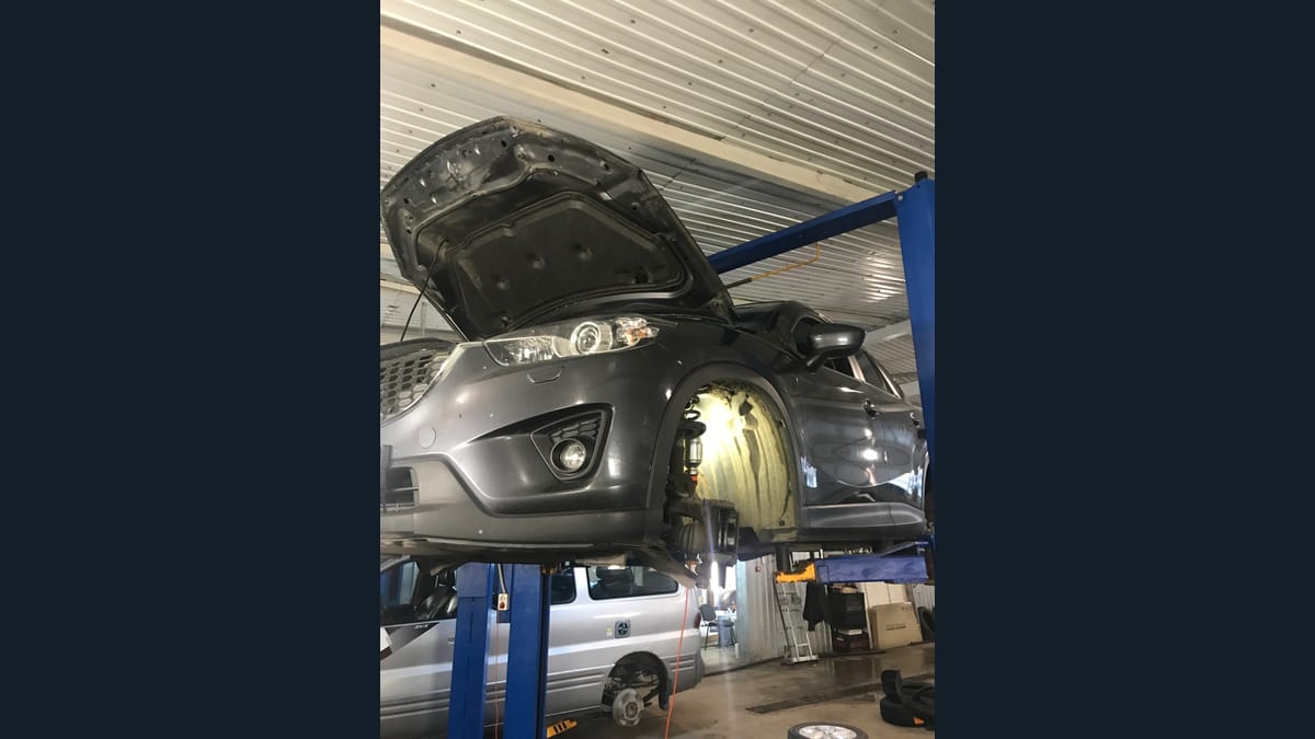 Автомобиль на подъёмнике с открытым капотом