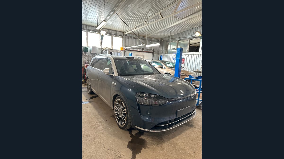 Автомобиль в ремонтном цеху «Автопилота»